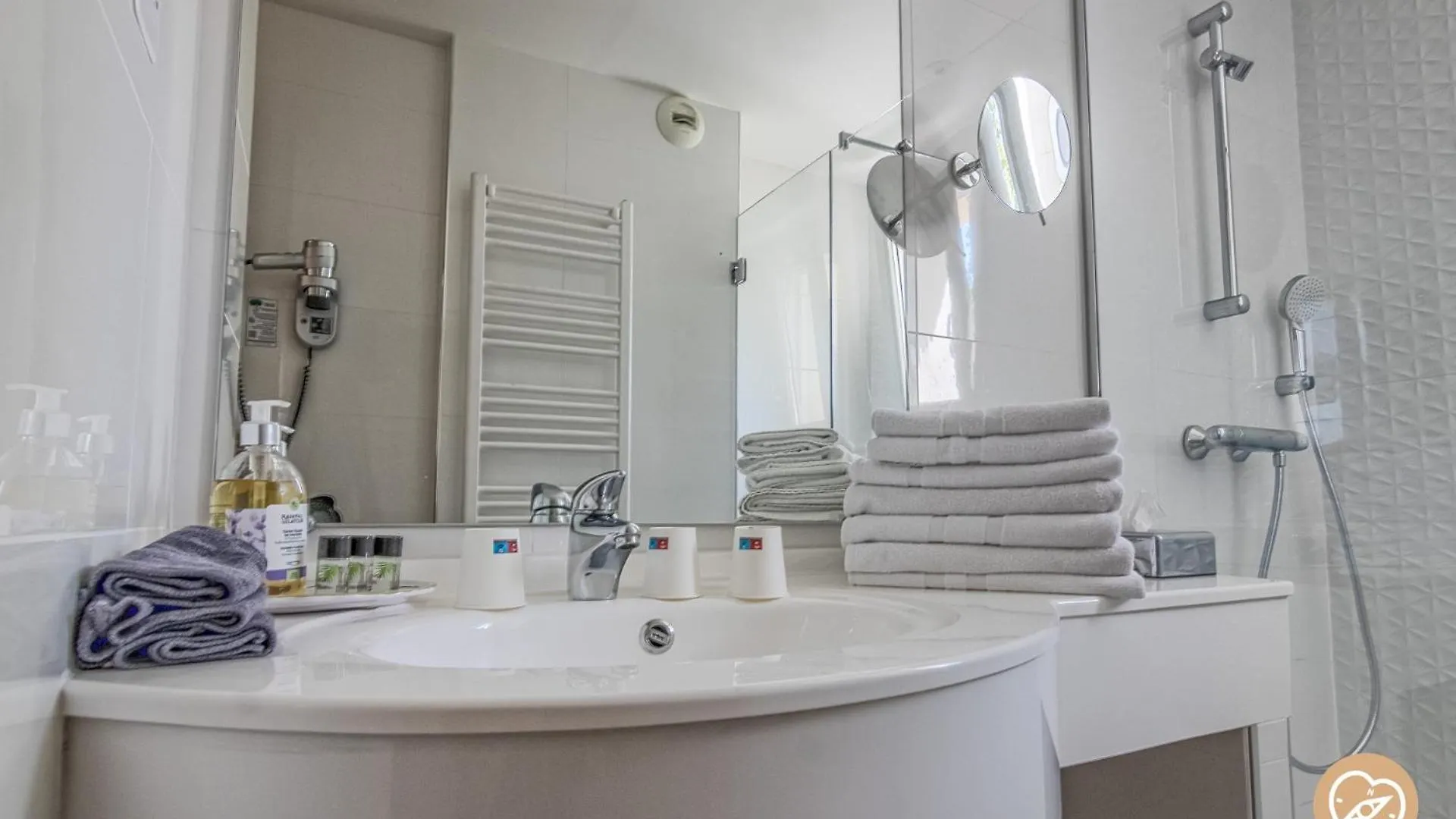 Hotel Les Restanques De Moustiers 3*, Moustiers-Sainte-Marie